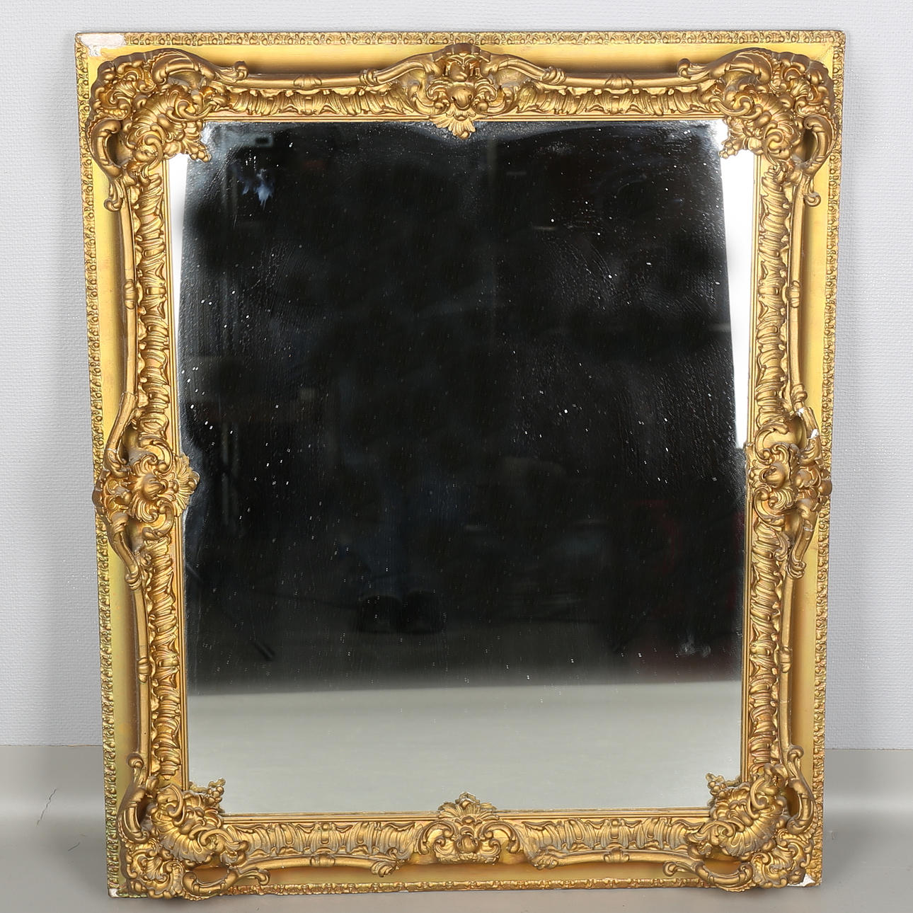 SPEGEL med bronserad ram i barockstil, 1900-talets andra hälft.