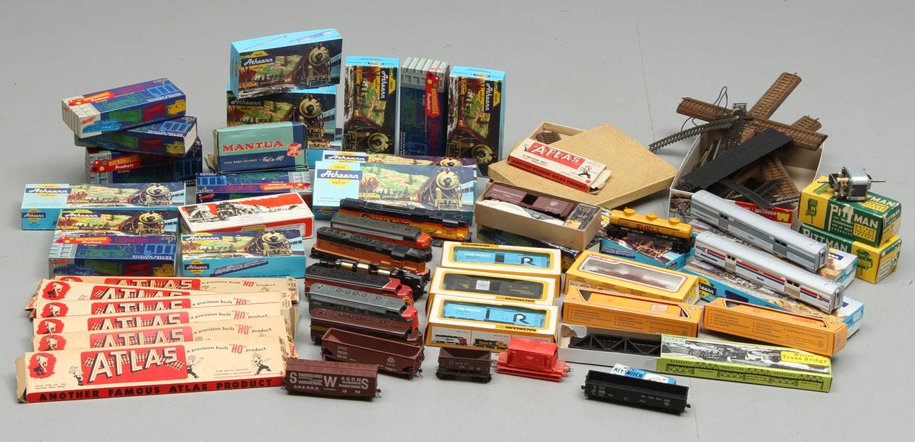 MODELLTÅG U.S.A., Athearn med flera. 6 lok, cirka 15 vagnar. Tomkartonger. räls och växlar bland annat Atlas.
