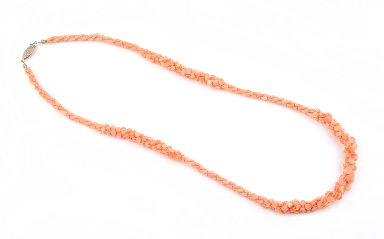 KORALLE. Halsband av rosa stav korall och tallrikar.