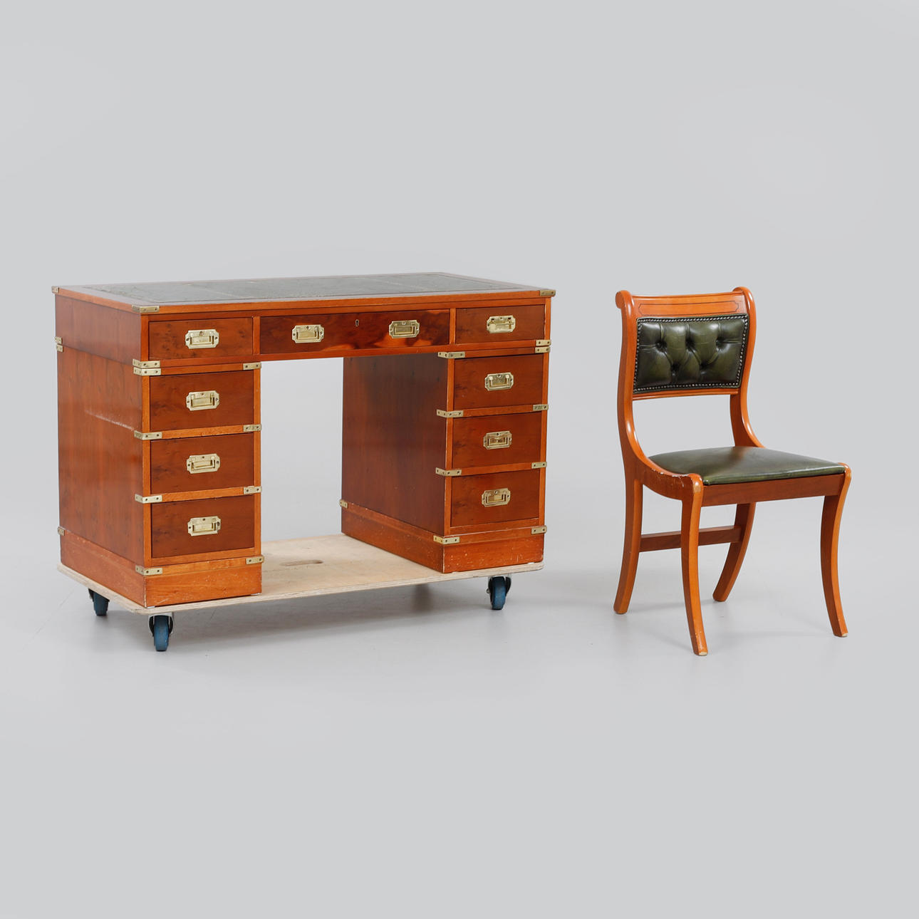 SKRIVBORD OCH STOL, Engelsk stil.