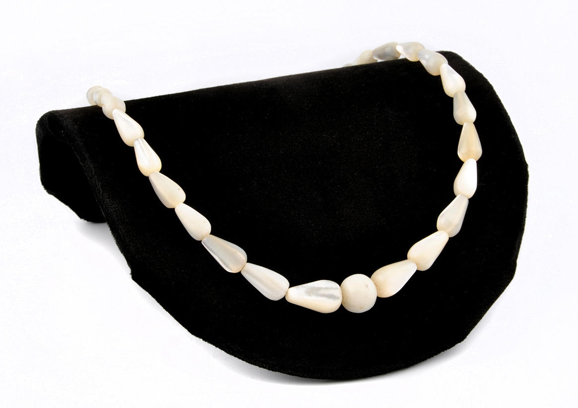 HALSKETTE, PERLMUTT. Föryngrande droppformade element som daterar 1950-talet.