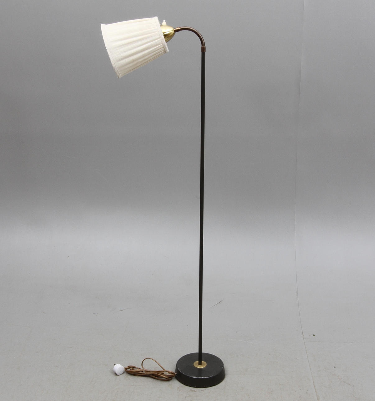 GOLVLAMPA, metall, märkt MAE, 1900-tal.