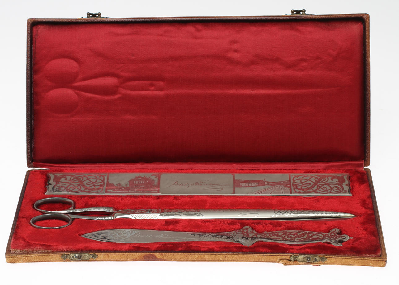 SKRIVBORDSSET med sax, linjal samt kniv i etui, ståletsade. Eskilstuna. Daterad i dekor 1893.