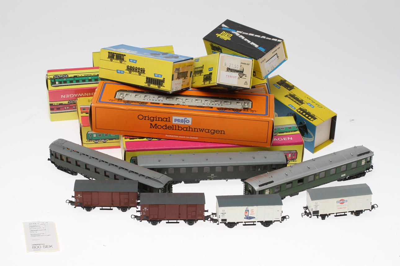 MODELLTÅG PIKO och SCHICHT, 3 personvagnar och 4 godsvagnar i originalkartonger.