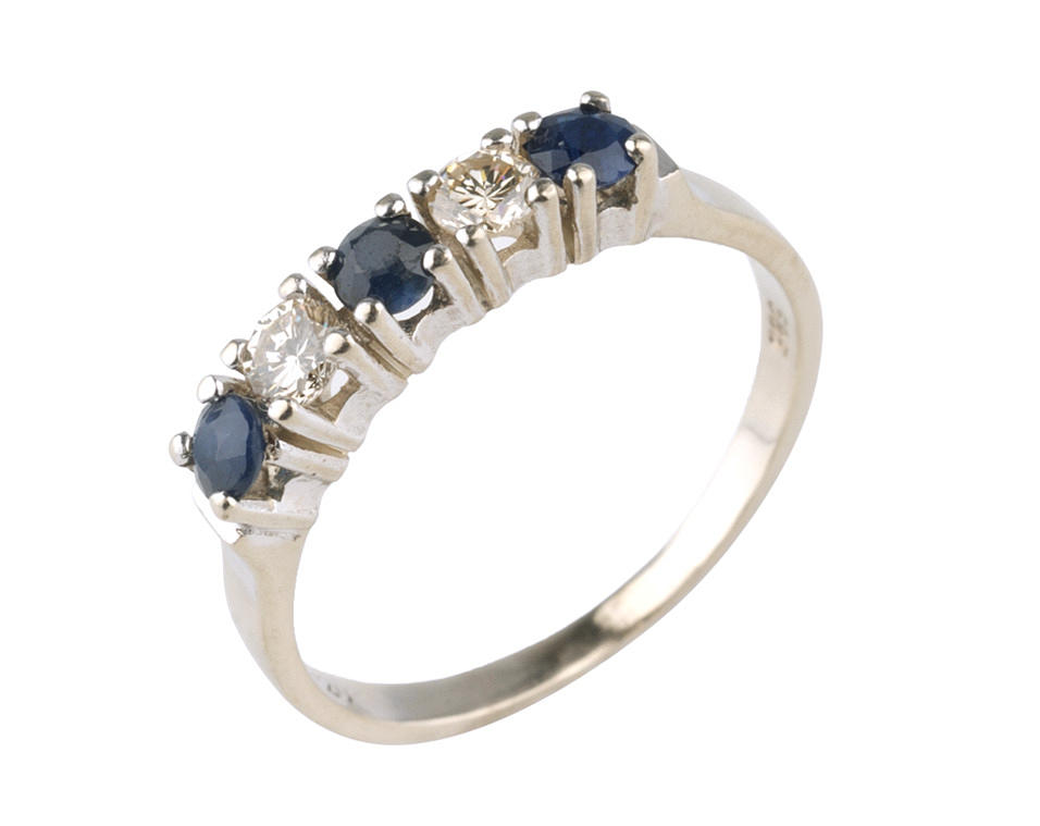 RING med 3 safirer och 2 briljanter ca. 0.20 ct 585 vitguld ca. 2 g.