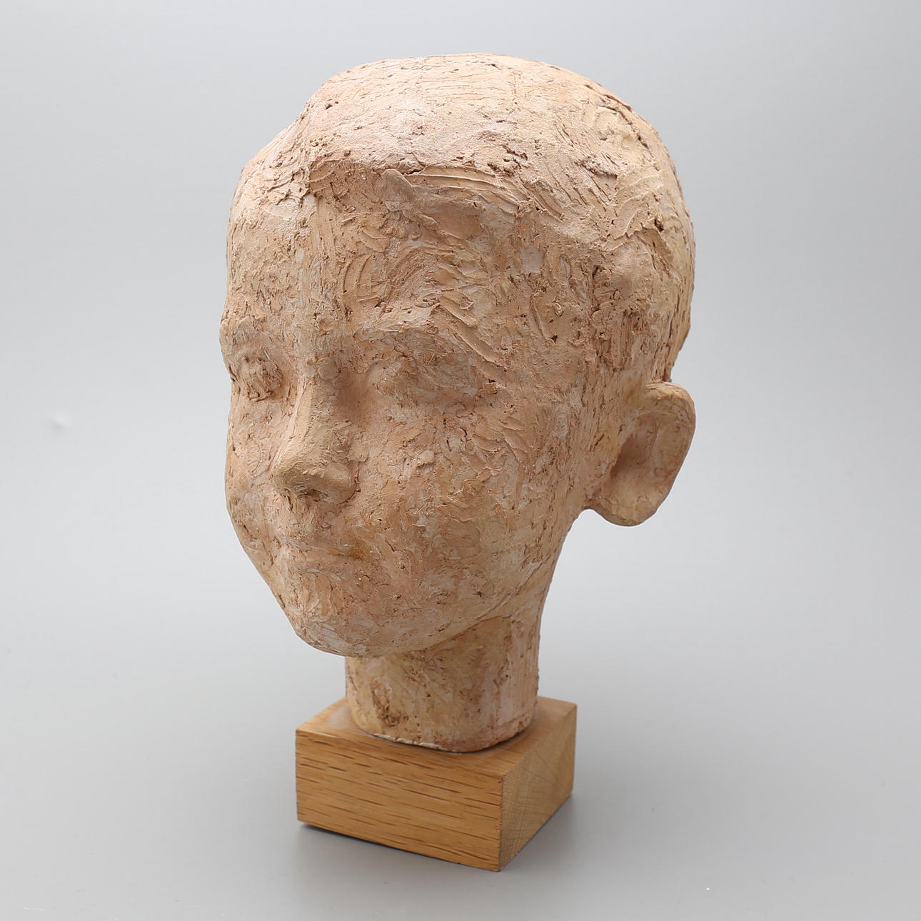 ELMA OIJENS. Skulptur, lergods, huvud, signerad.