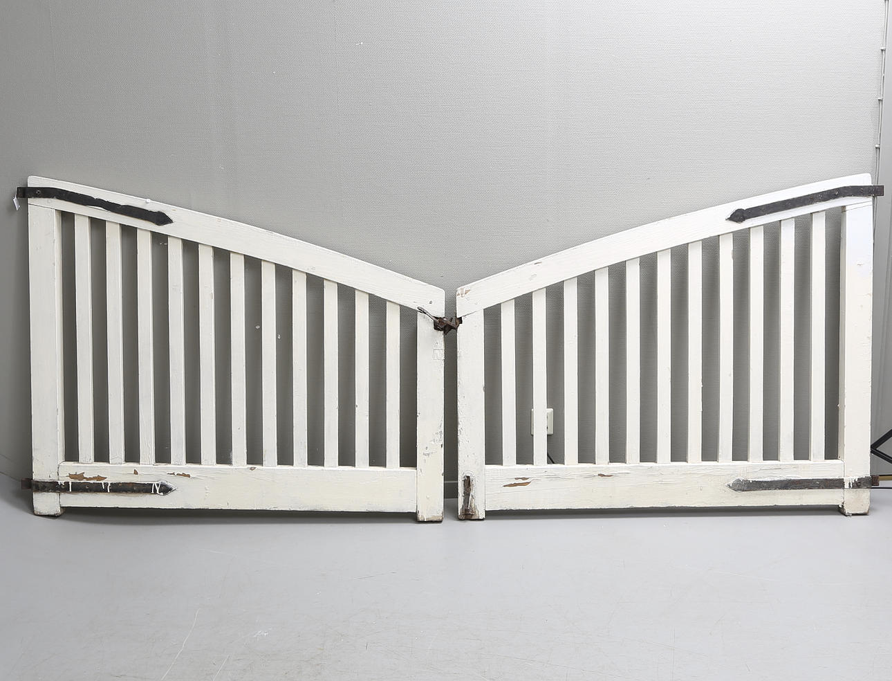 GRINDAR, ett par, trä, 1900-tal.