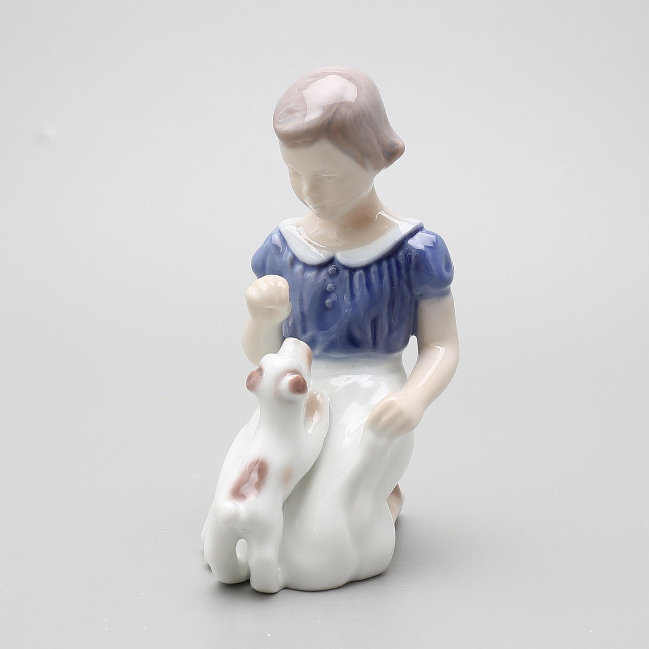 FIGURIN, porslin, flicka med hundvalp, Vita Thymann, Bing & Gröndahl.