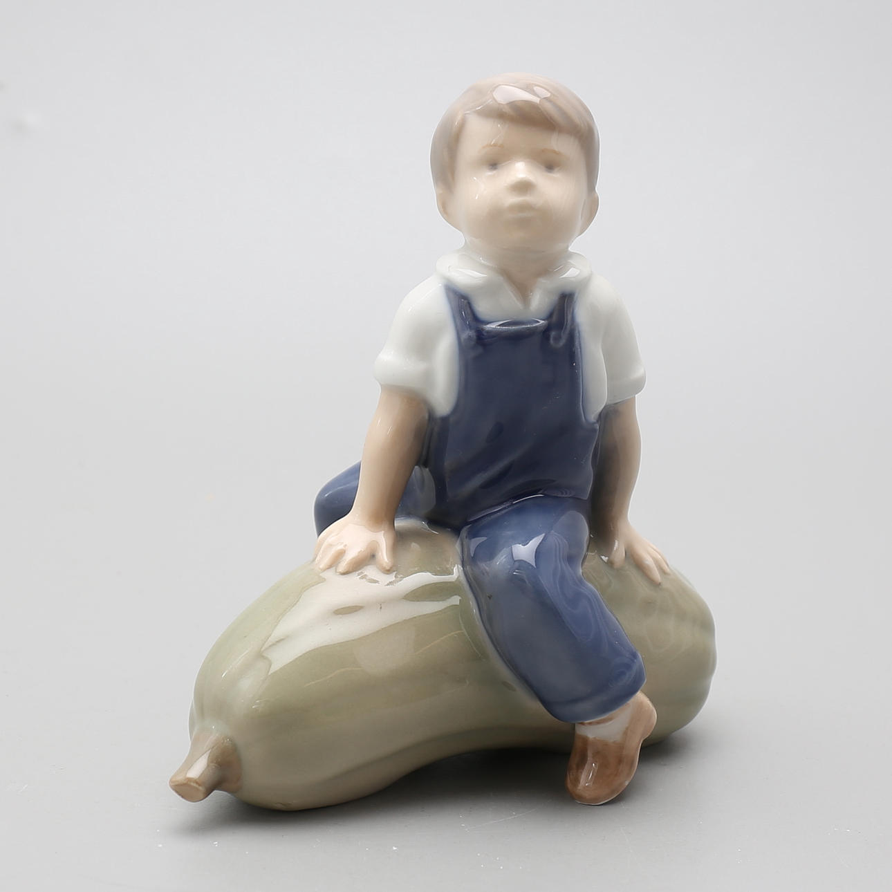 FIGURIN, porslin, pojke med pumpa, J.M. Nissen, Royal Copenhagen.