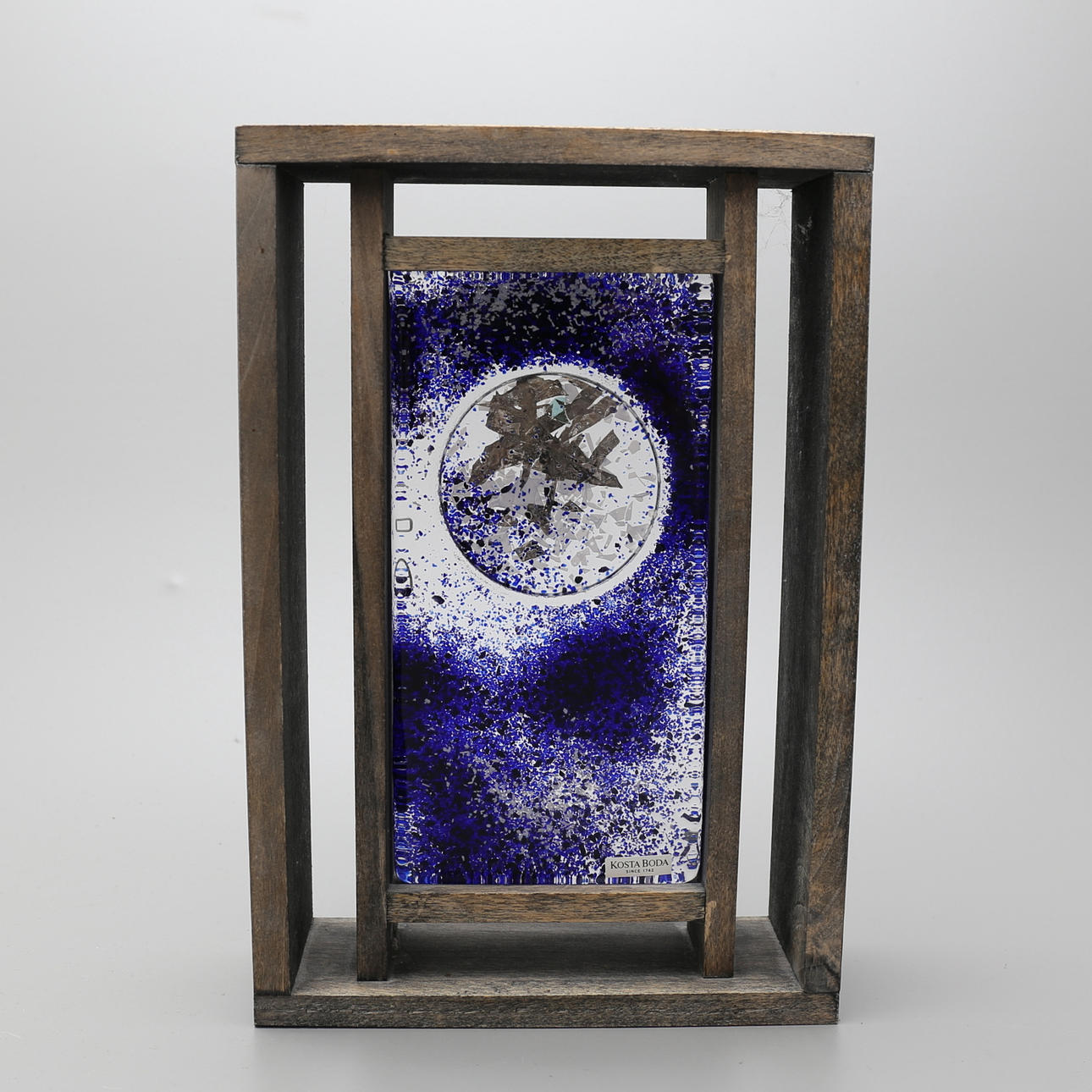 SKULPTUR, glas och trä, "Frozen images", Monica Backström, Kosta Boda, etikettmärkt.