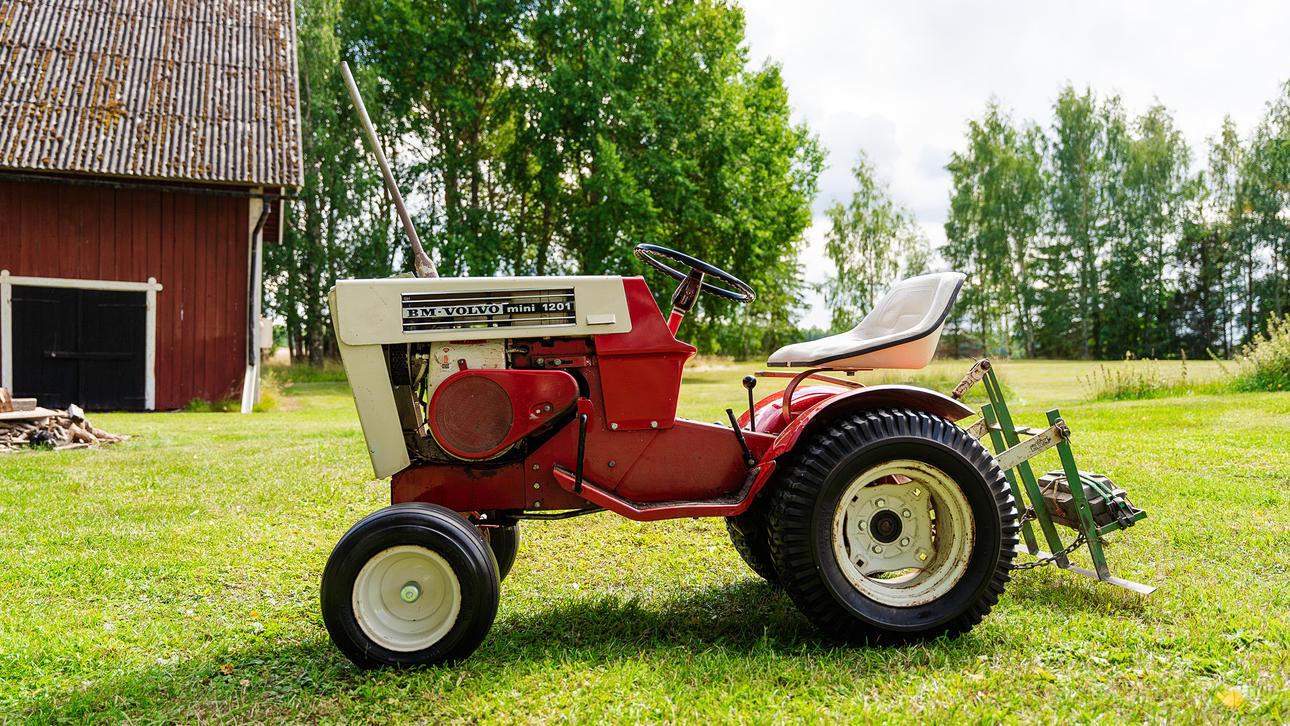 MINI TRAKTOR, BM Volvo, model Mini 1201 med tilbehør, ca 1970-75.