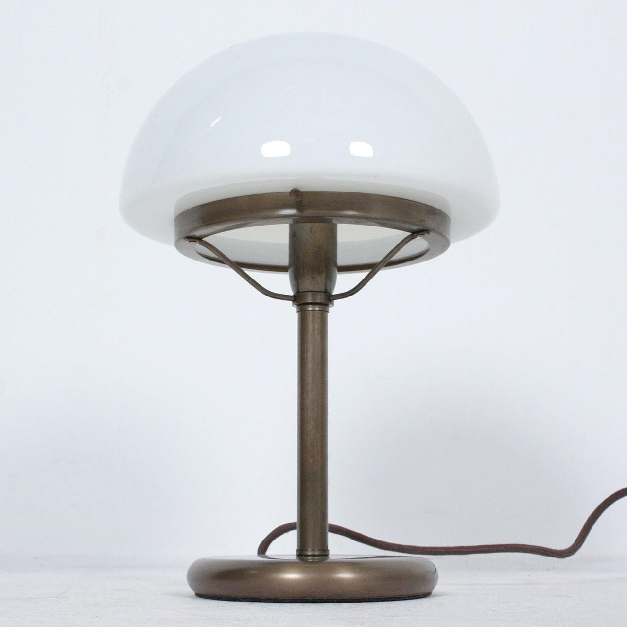 bordslampa med glasskärm.