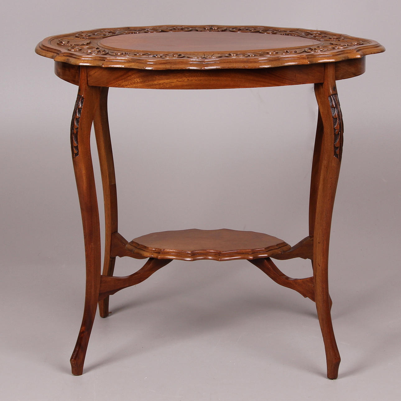 MESA, decoración tallada, estilo rococó, siglo XX.