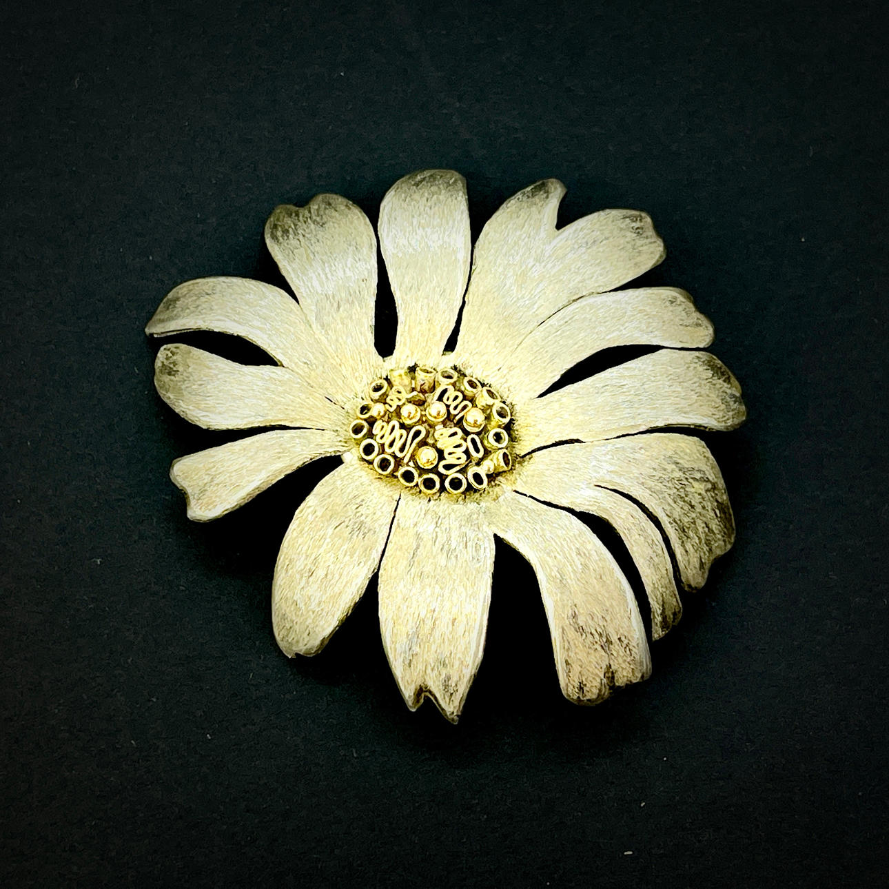 SILVER FLOWER SHAPED BROOCH.