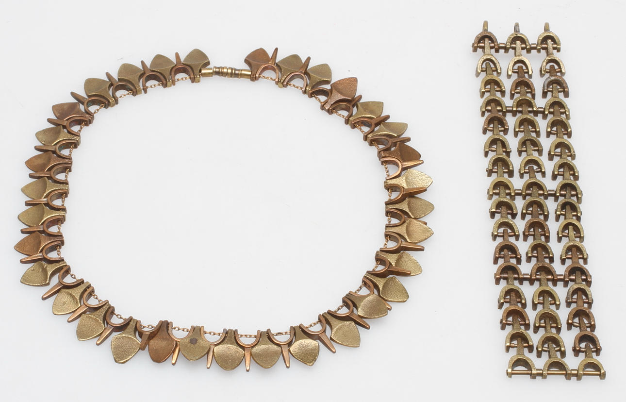 COLLIER samt ARMBAND, brons, Ib Dahlqvist, Malmö, 1900-talets andra hälft.