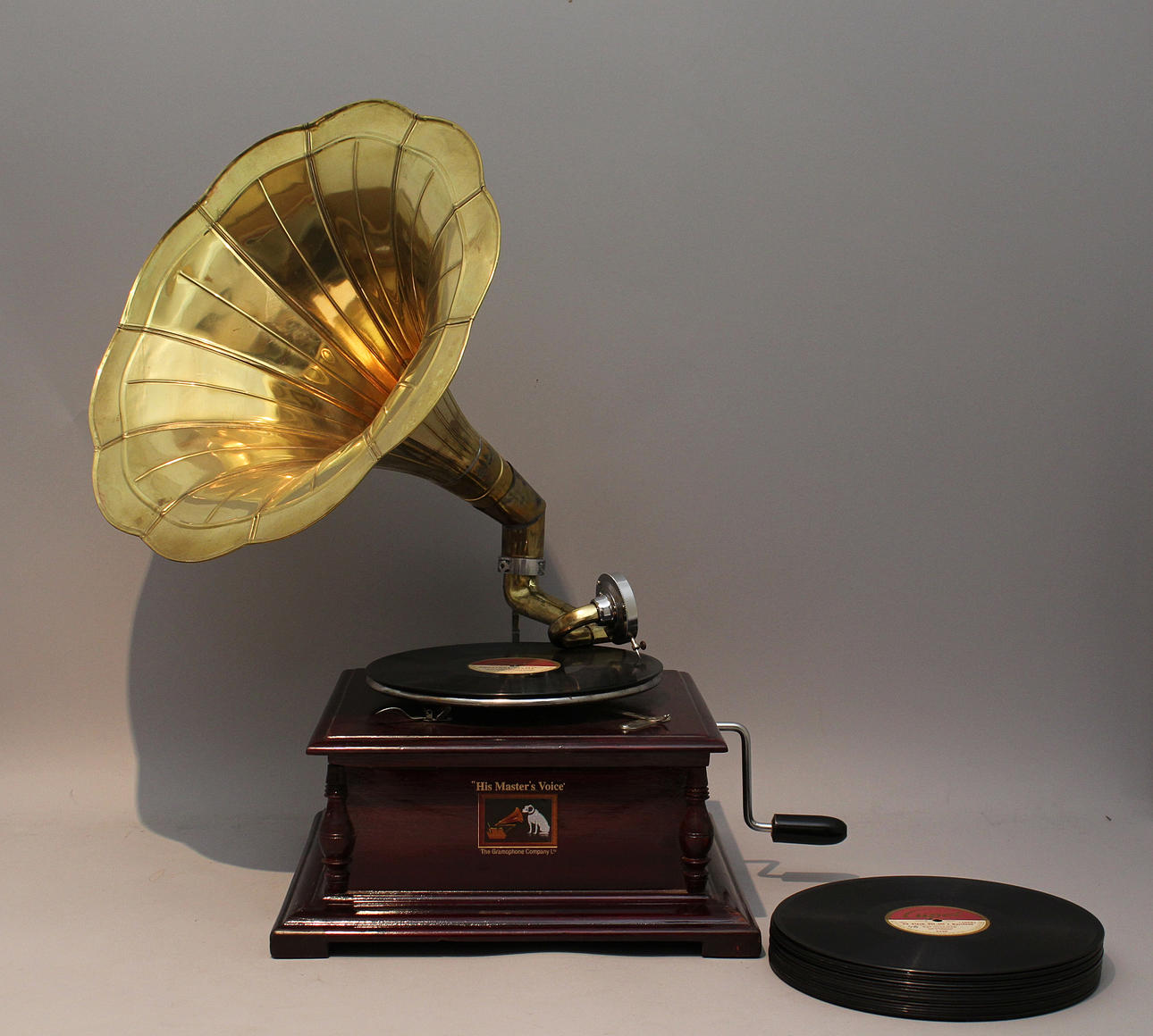 Trattgrammofon, replika med tillhörande 17 stenkakor (18).