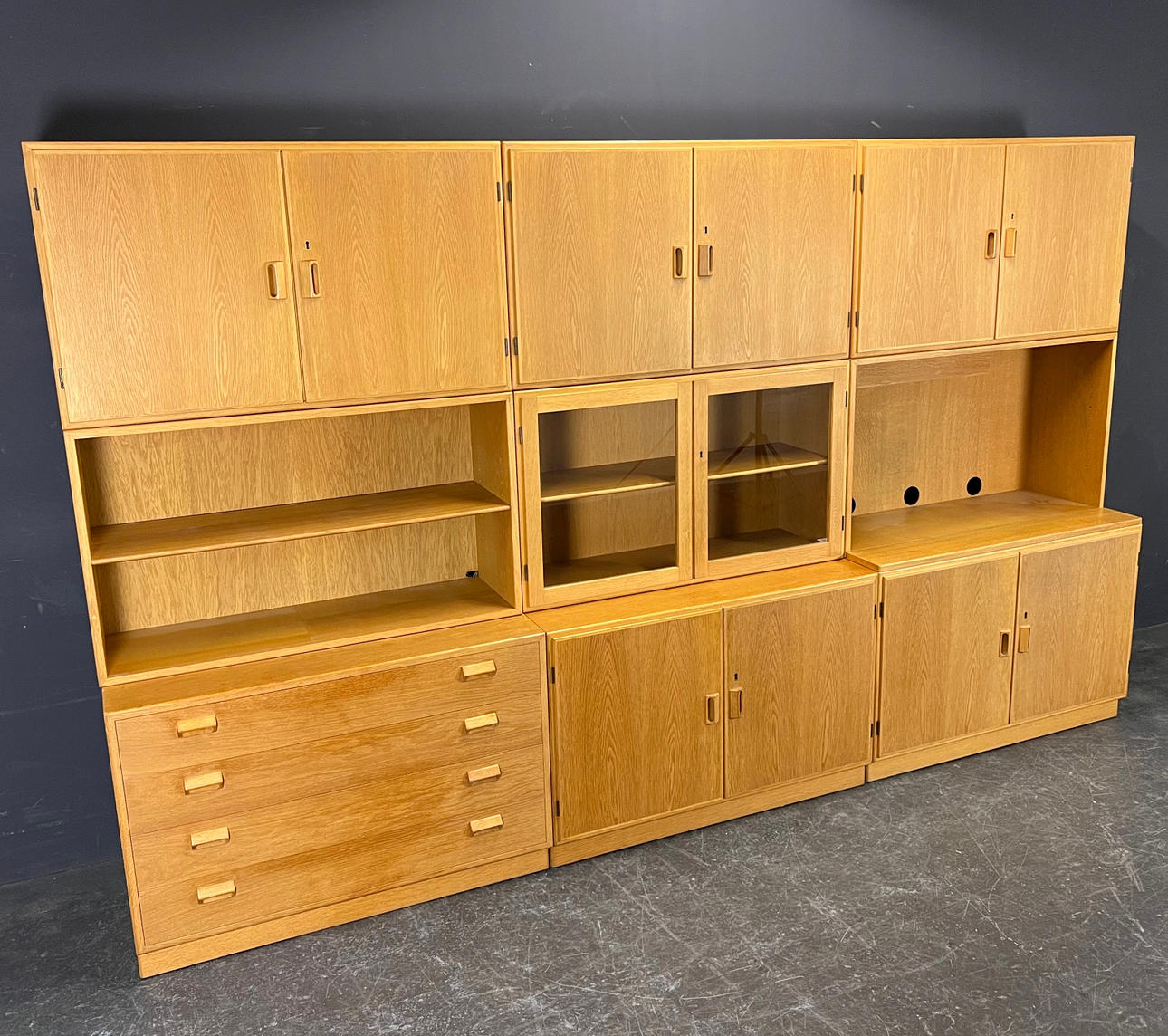 BØRGE MOGENSEN. SCHRANKELEMENTE (9).