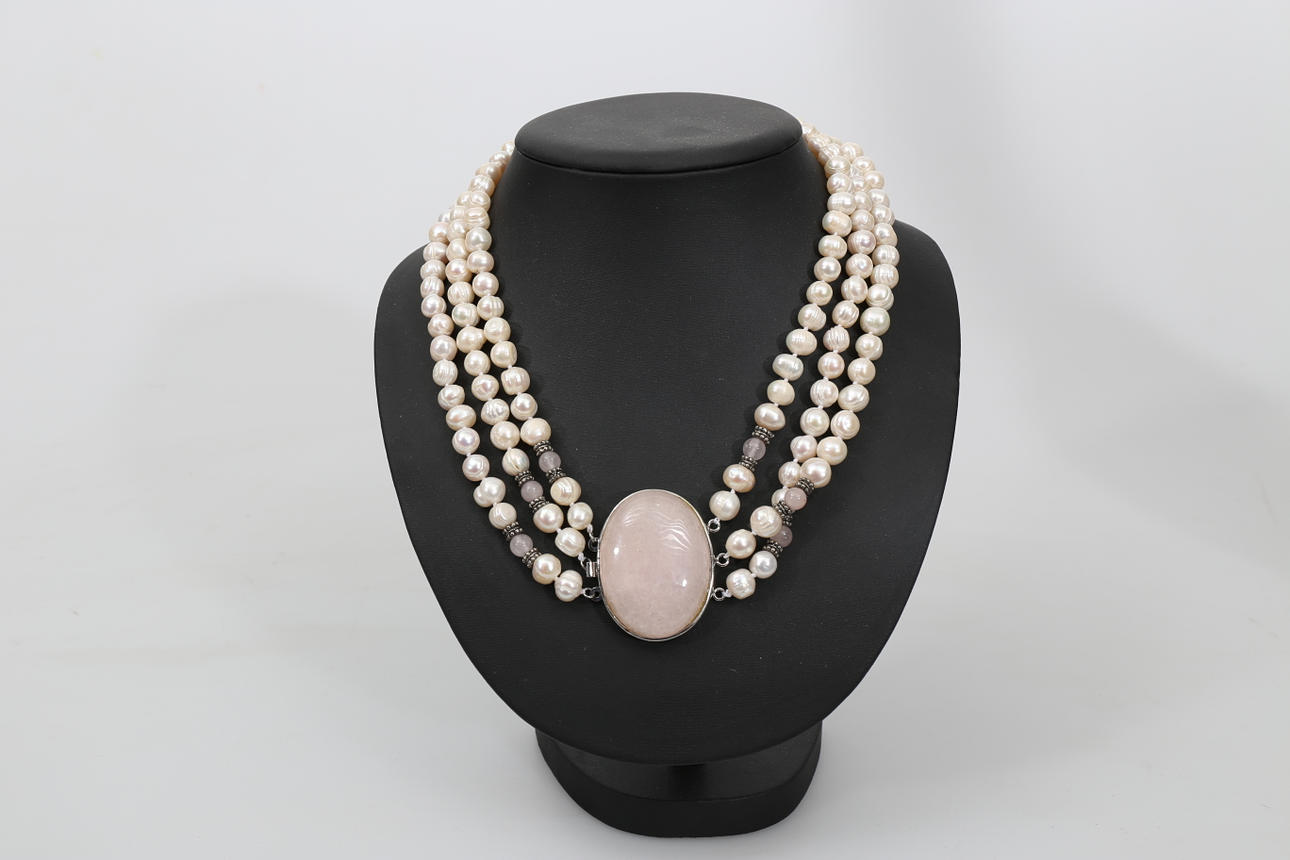 HALSBAND, 3-radigt, sötvattenspärlor och rosenkvarts.