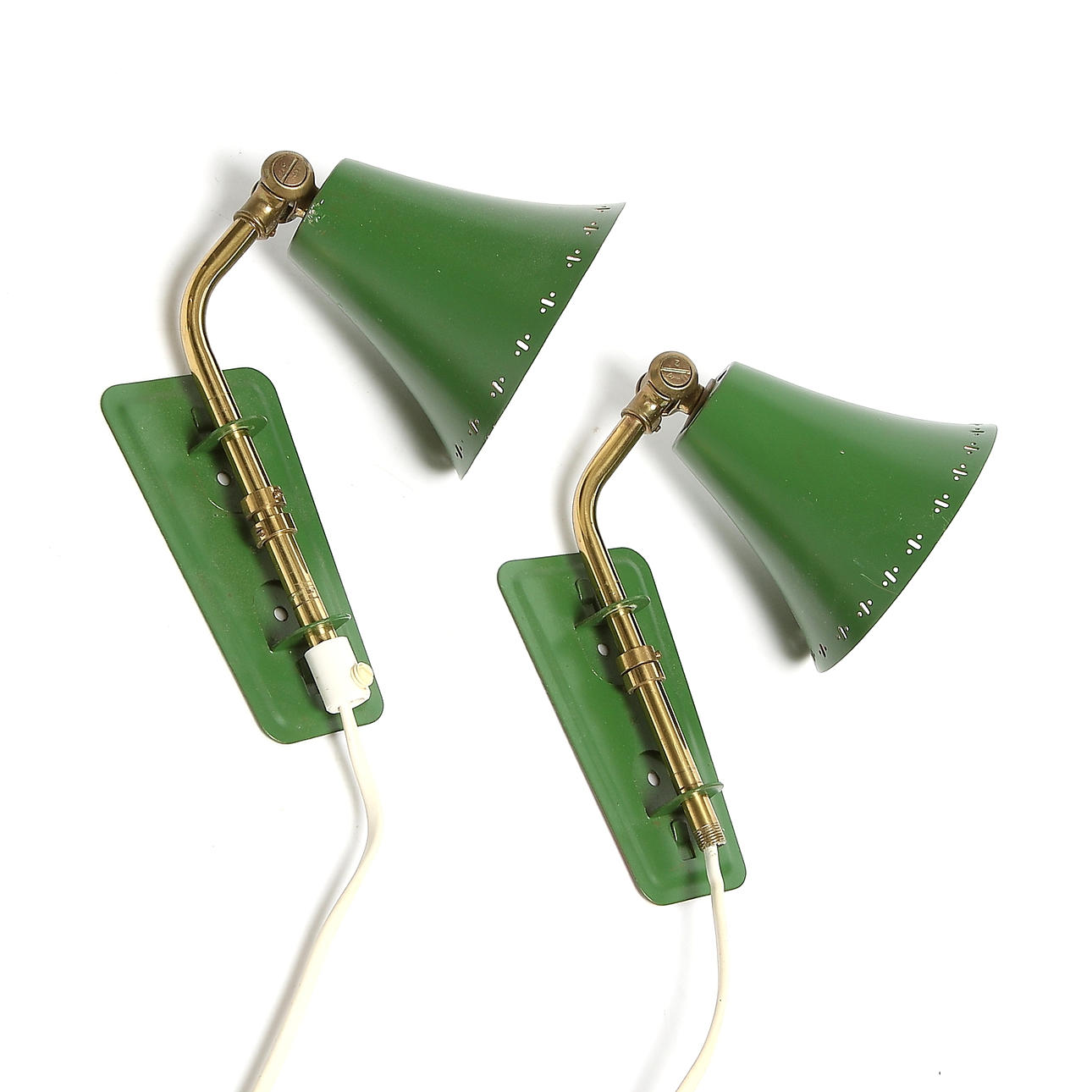 VÄGGLAMPOR, ett par, plåt och mässing, 1960-tal.