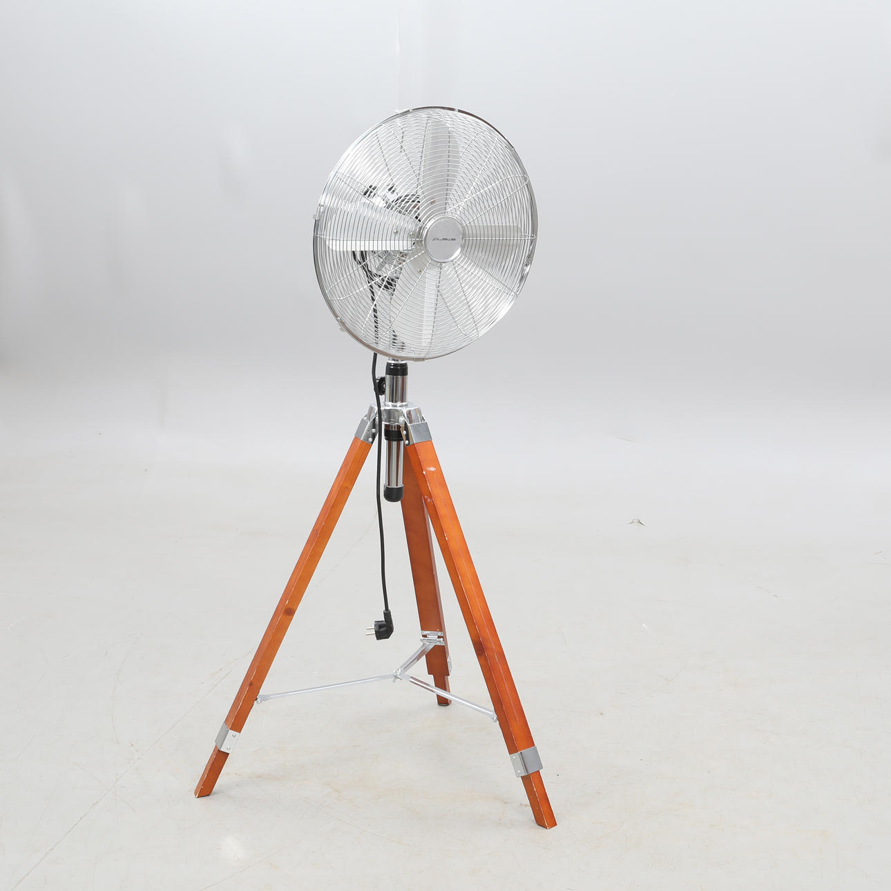 VENTILATOR, gulvmodel, stativ i krom og træ, moderne.