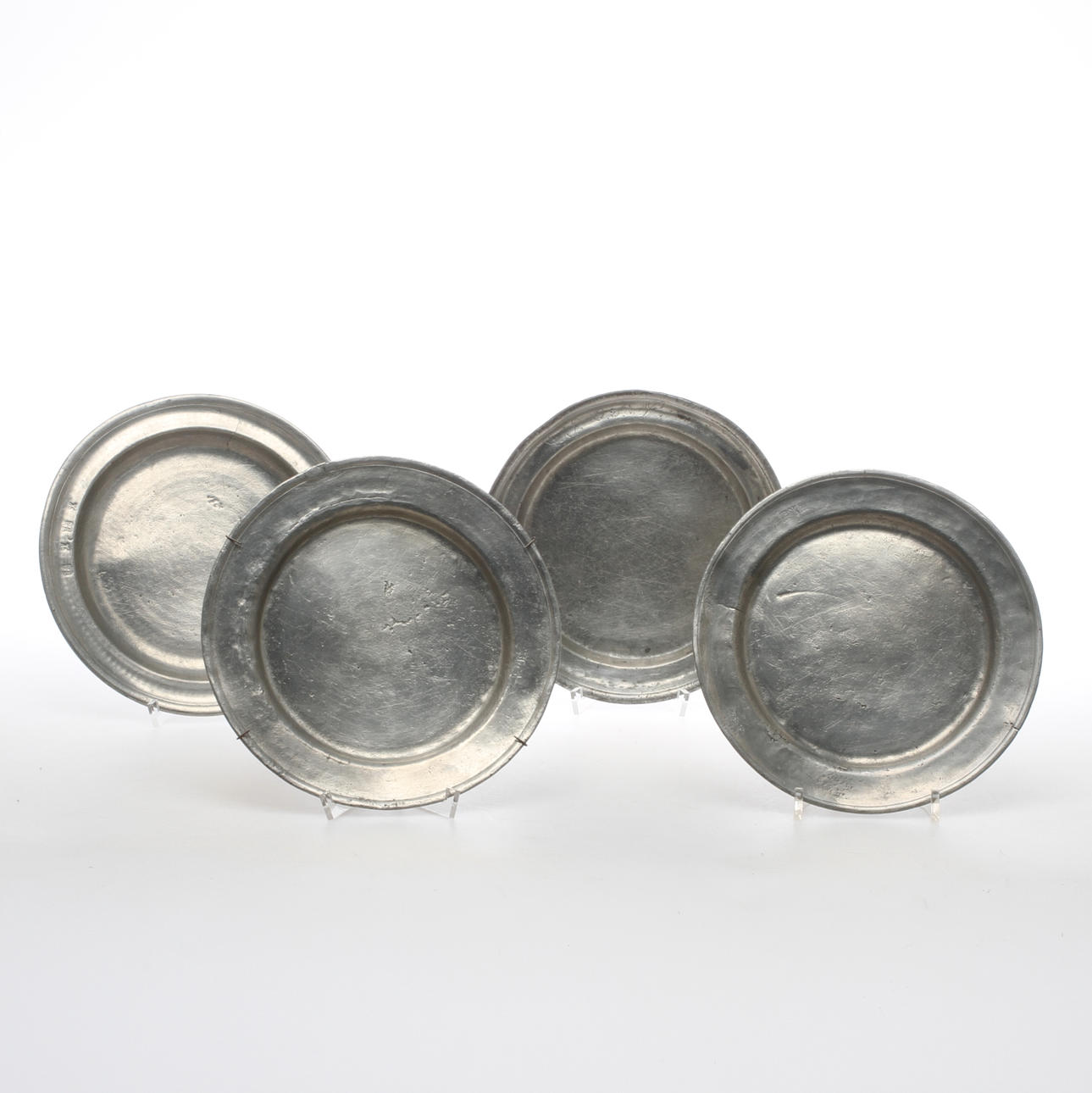 TALLRIKAR, 4 st, tenn, varav 2 st Baltzar Rokus (1743-1788), Arboga.