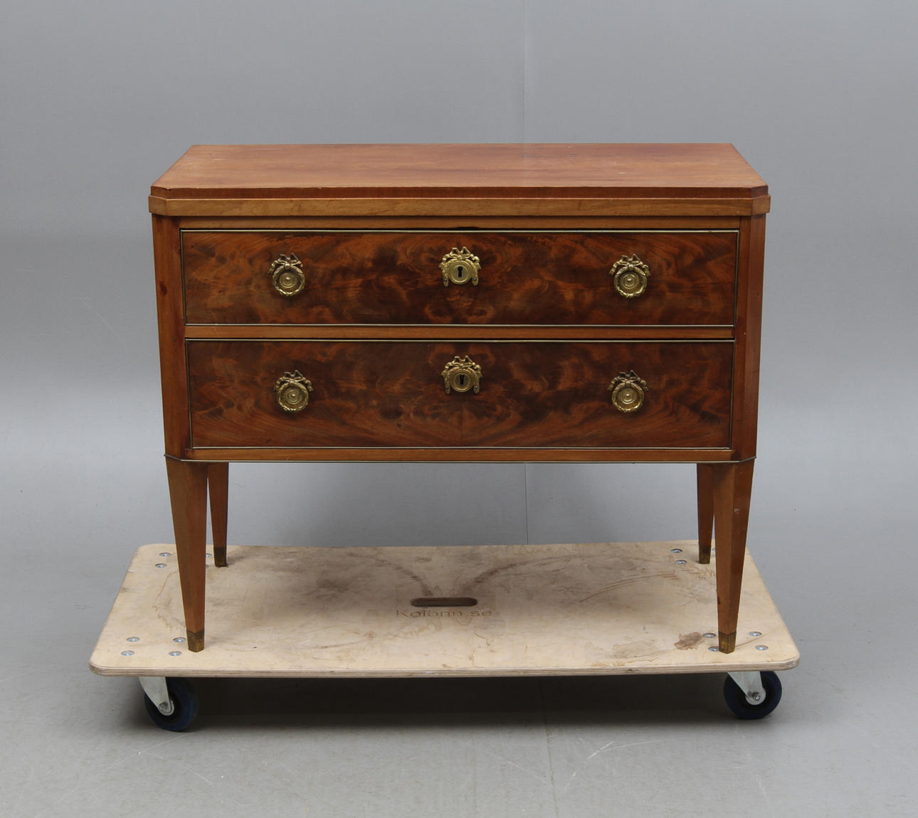 BYRÅ, gustaviansk stil, 18/1900-tal.