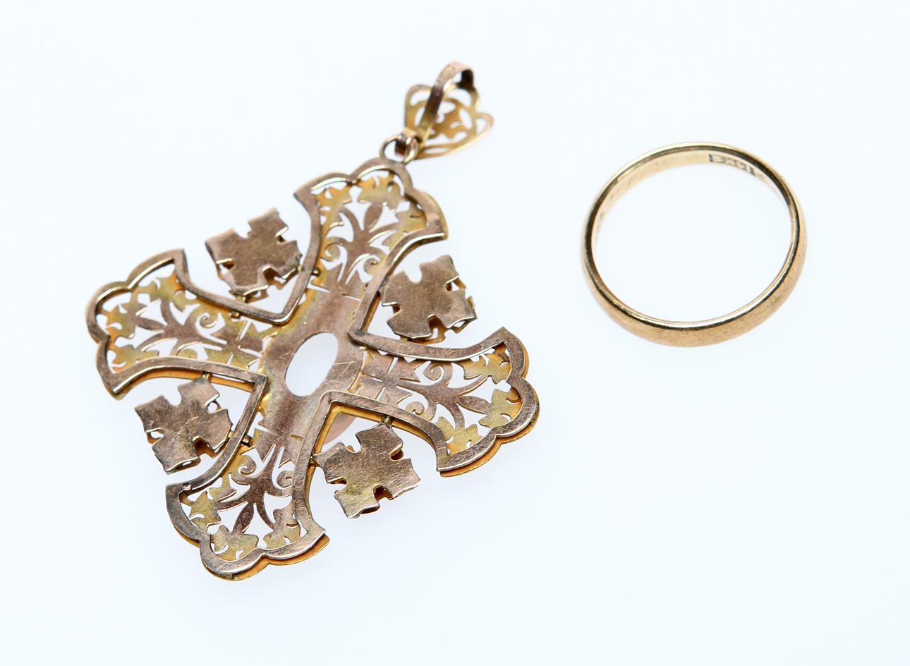 GULD. 2 delar, 14k, ca 11,4 gram.