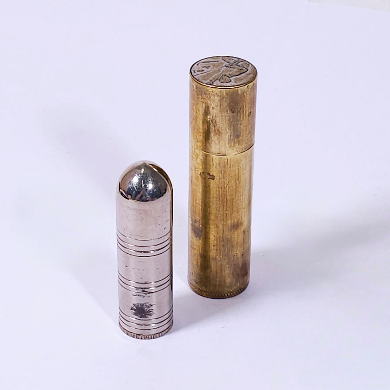 TVÅ ANTIKA CYLINDRISKA TÄNDARE.