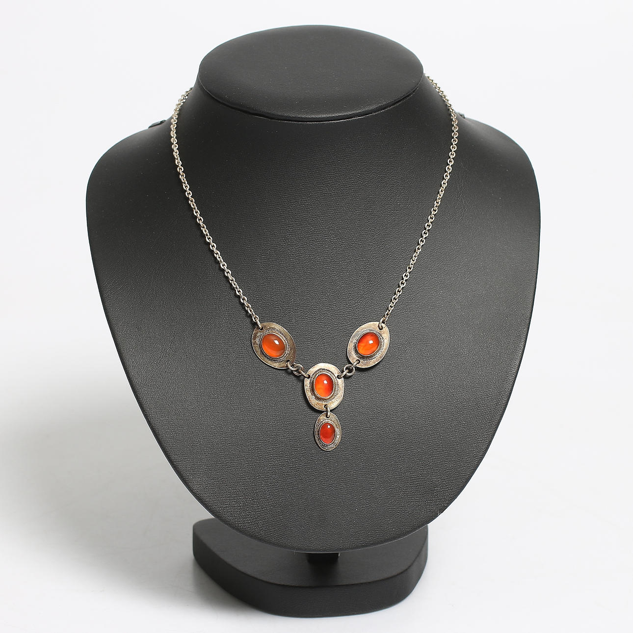 COLLIER, silver och karneol. 1900-tal. Totalvikt 12 gram.