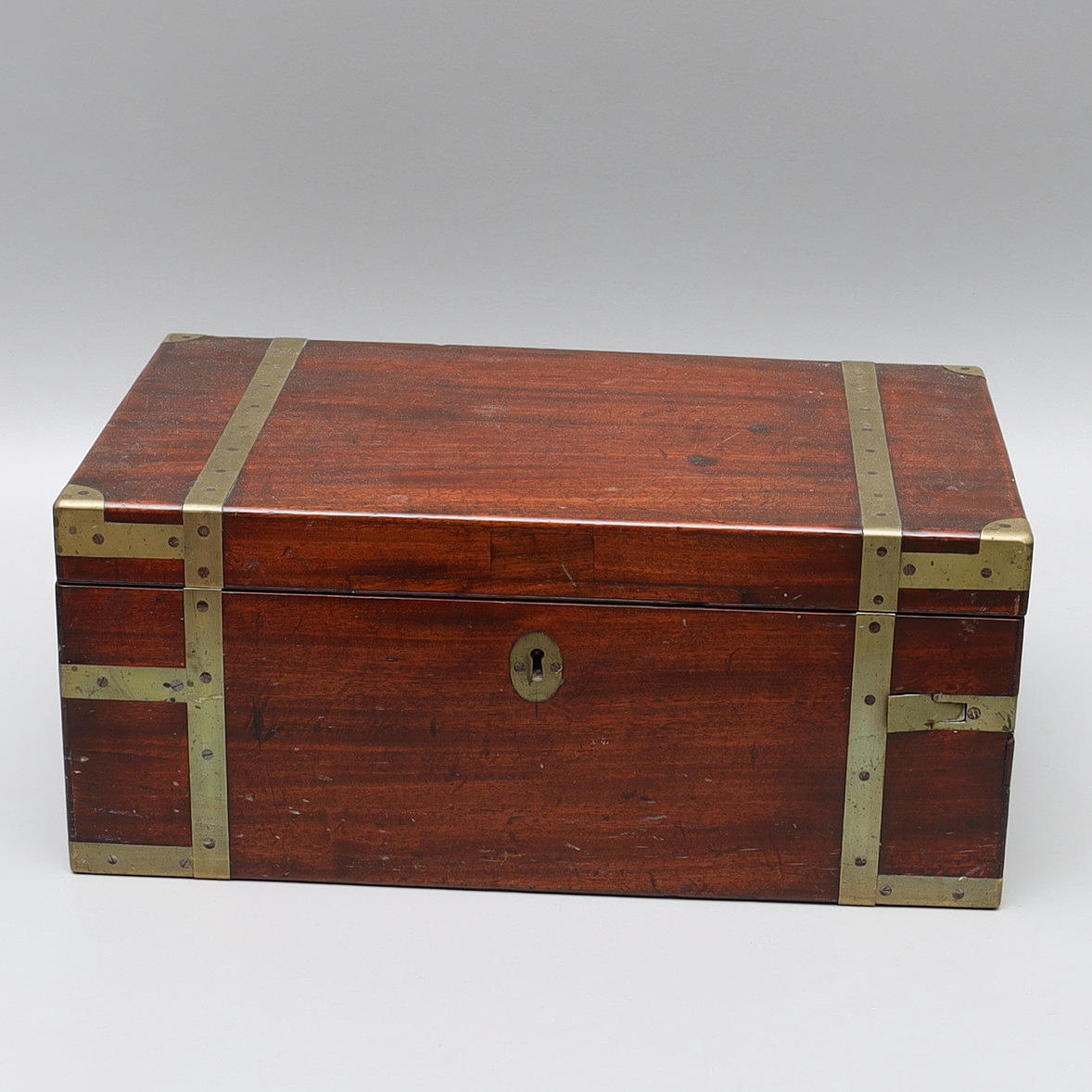 TESORO, caoba, latón, Inglaterra siglo XIX.