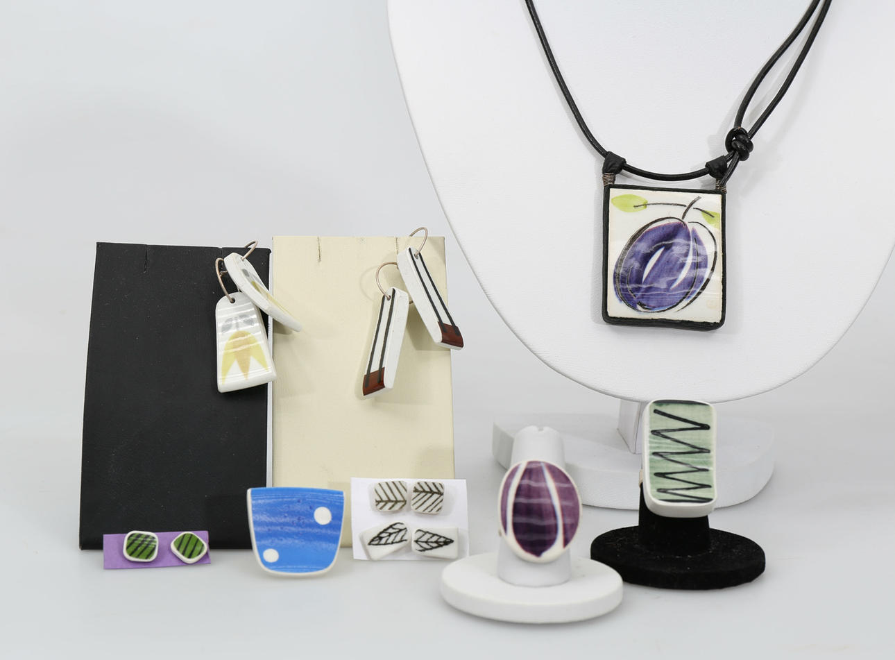 SMYCKEN, porslin, 9 stycken, bland annat Gustavsberg, 1900-2000-tal.