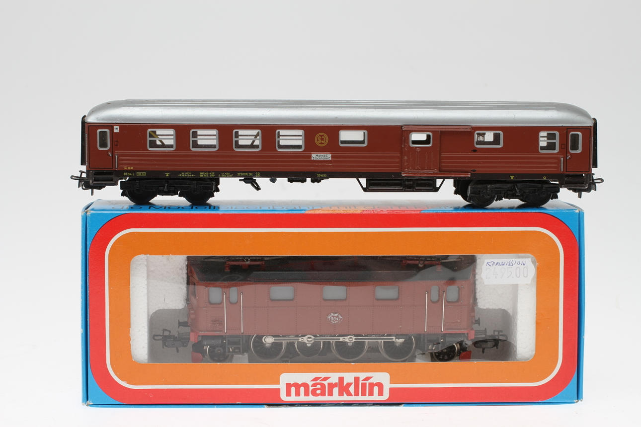 MODELLTÅG MÄRKLIN DA-loket 3030 och svenska personvagnen 4031. Loket i originalkartong.