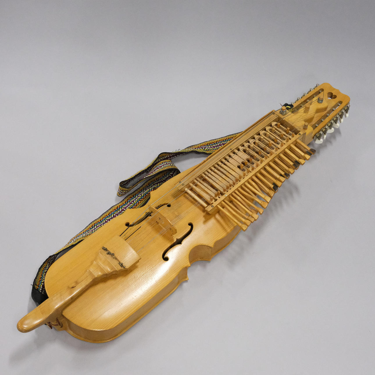 NYCKELHARPA.