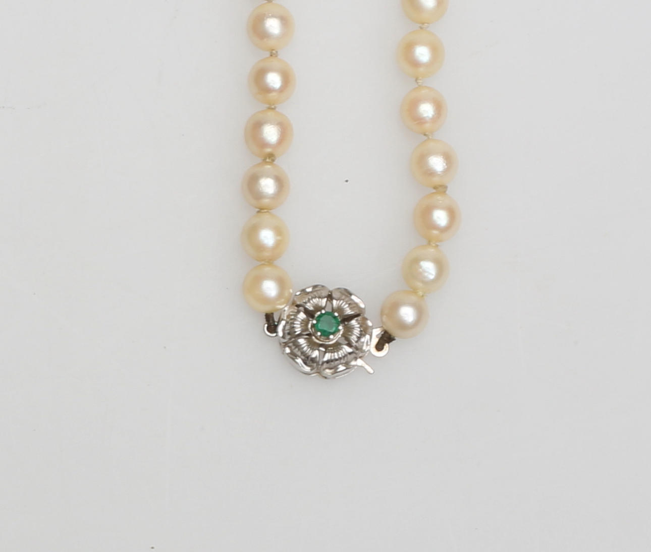 PÄRLHALSBAND, med smaragd samt lås i 14 K vitguld.