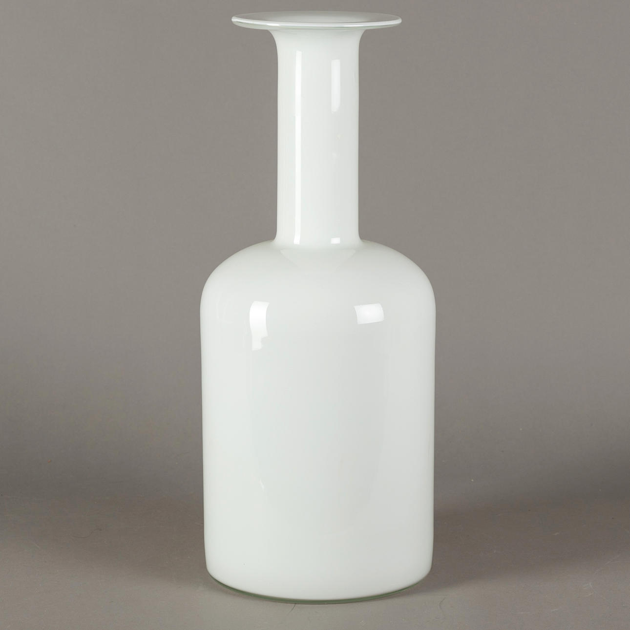 OTTO BRAUER. Holmegaard. Glas Vase, weiß.