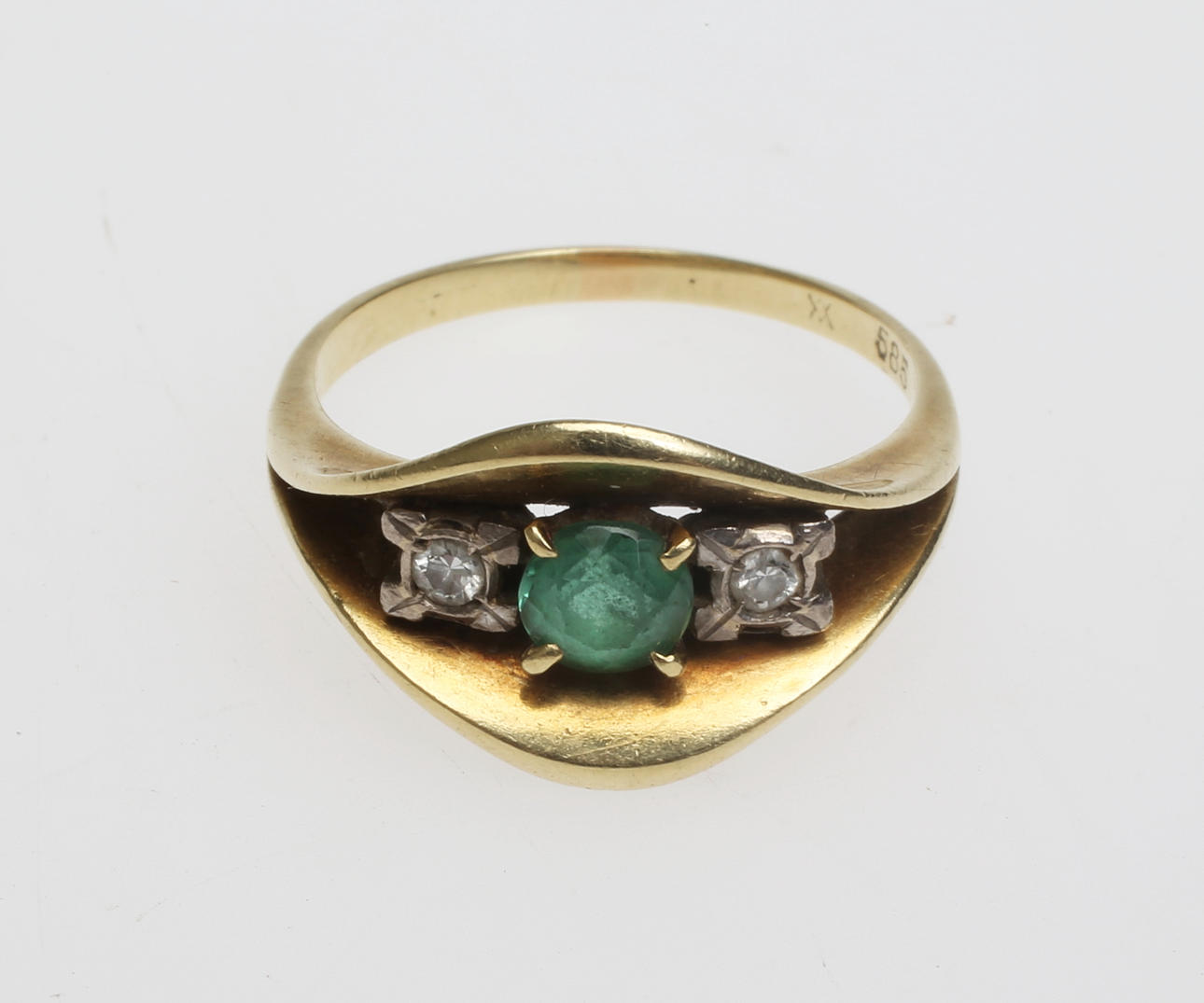 RING, med smaragd samt 2 diamanter 0,05ct, 14 K.