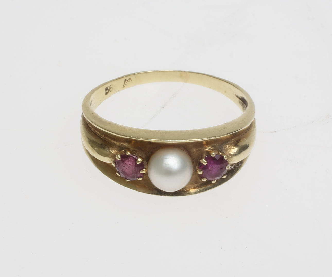 RING, 2 st röda rubiner samt odlad pärla, 14 K.