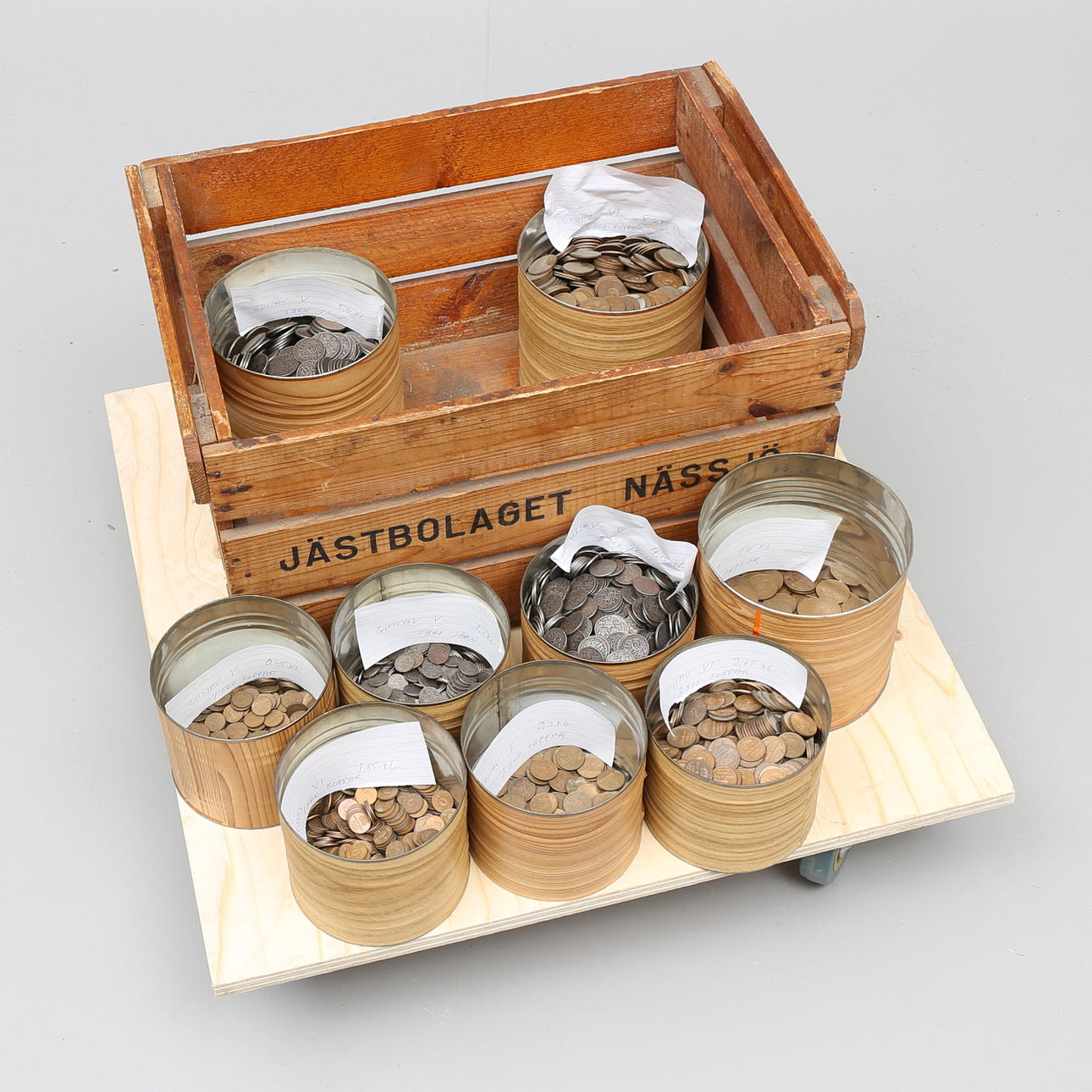PARTI MYNT, järn och koppar, samt TRÄLÅDA "Jästbolaget Nässjö".