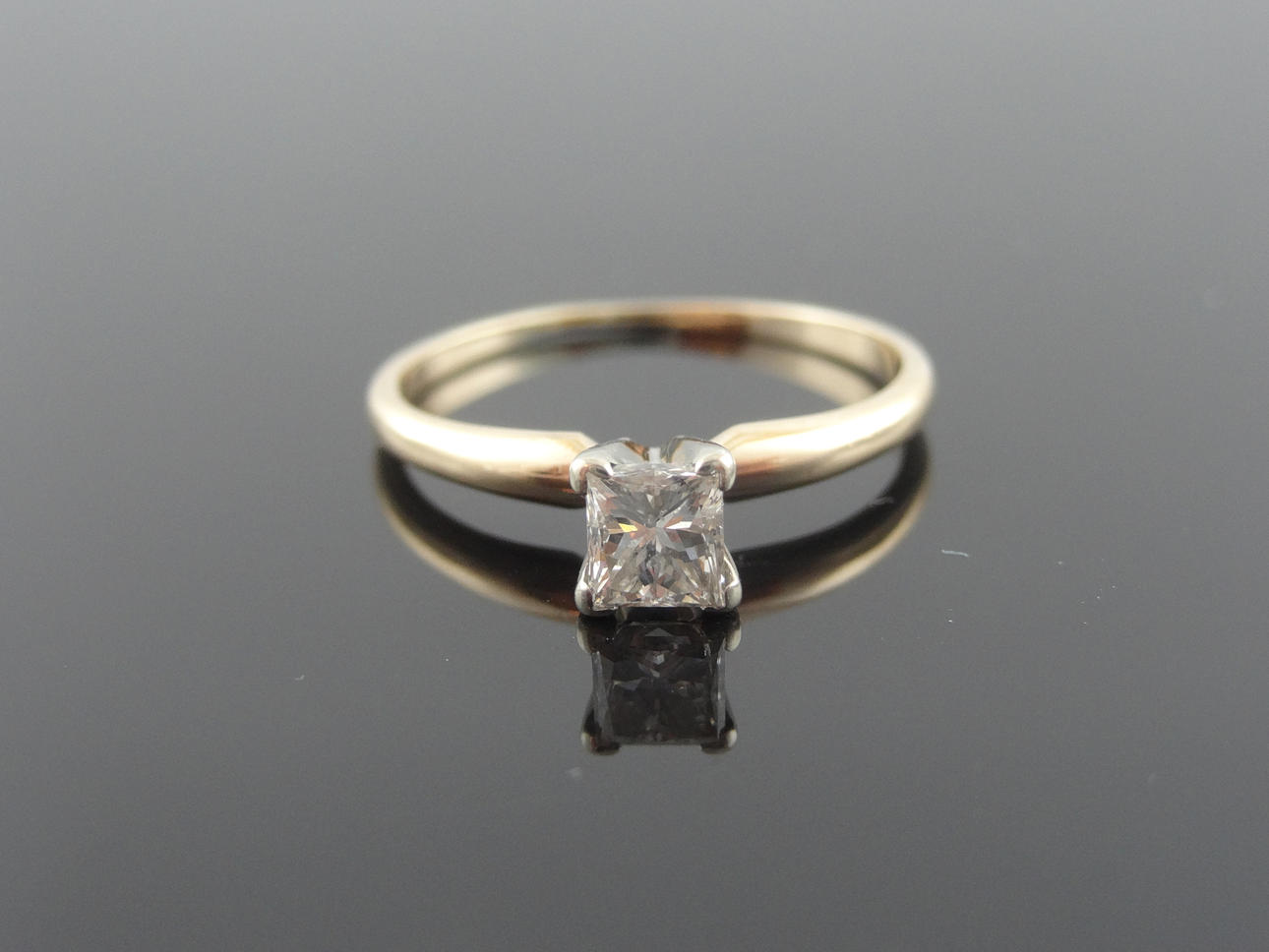 SOLITAIRE PRINCESS diamantring 0,52ct 14k guld.