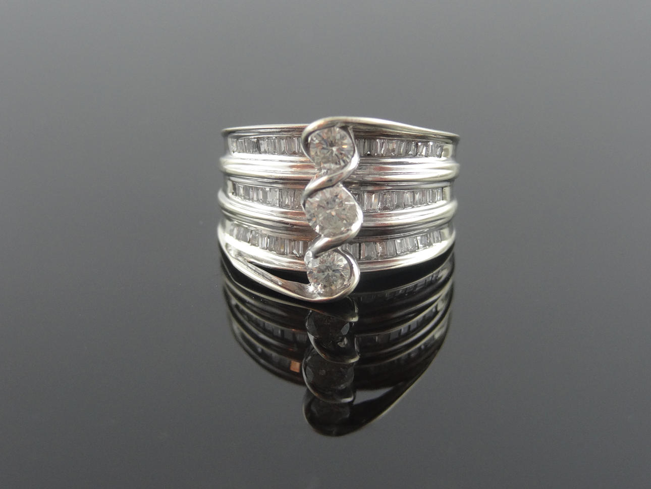 TRIPPEL DESIGN diamantring 1,25cts 14k guld.