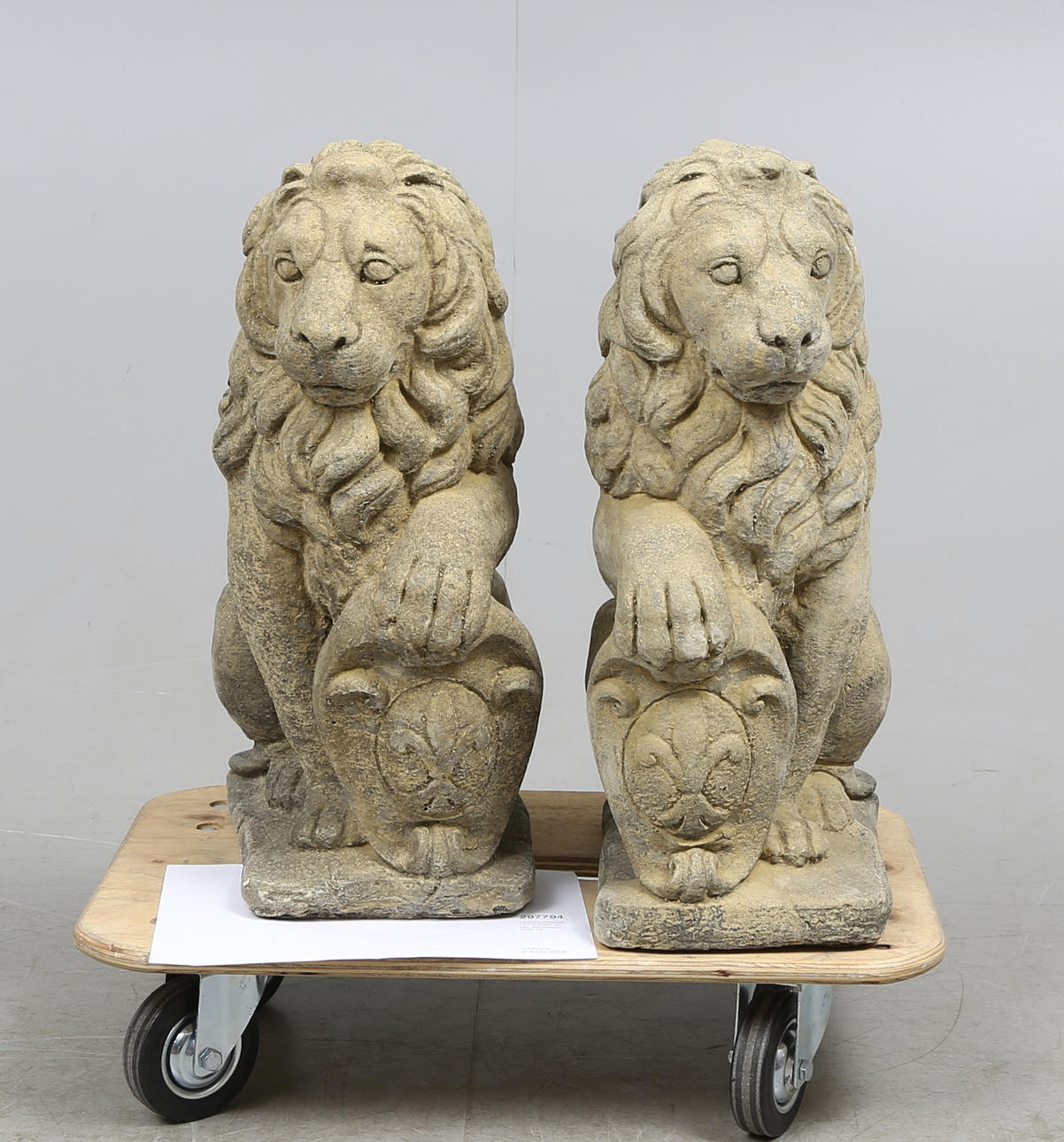 TRÄDGÅRDSSKULPTURER, ett par, stenmassa, 2000-tal.