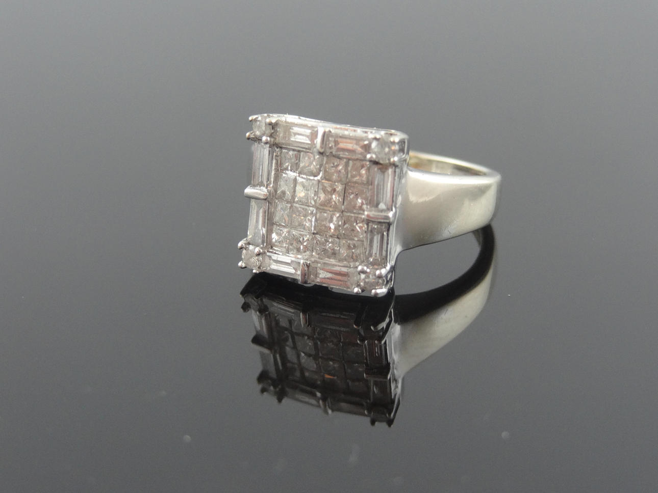SQUARE TOP DESIGN Diamond Ring i 14 k guld 0,80cts.