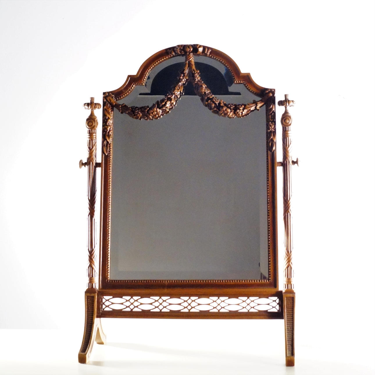 TISCHSPIEGEL, geschnitzter Holzrahmen.