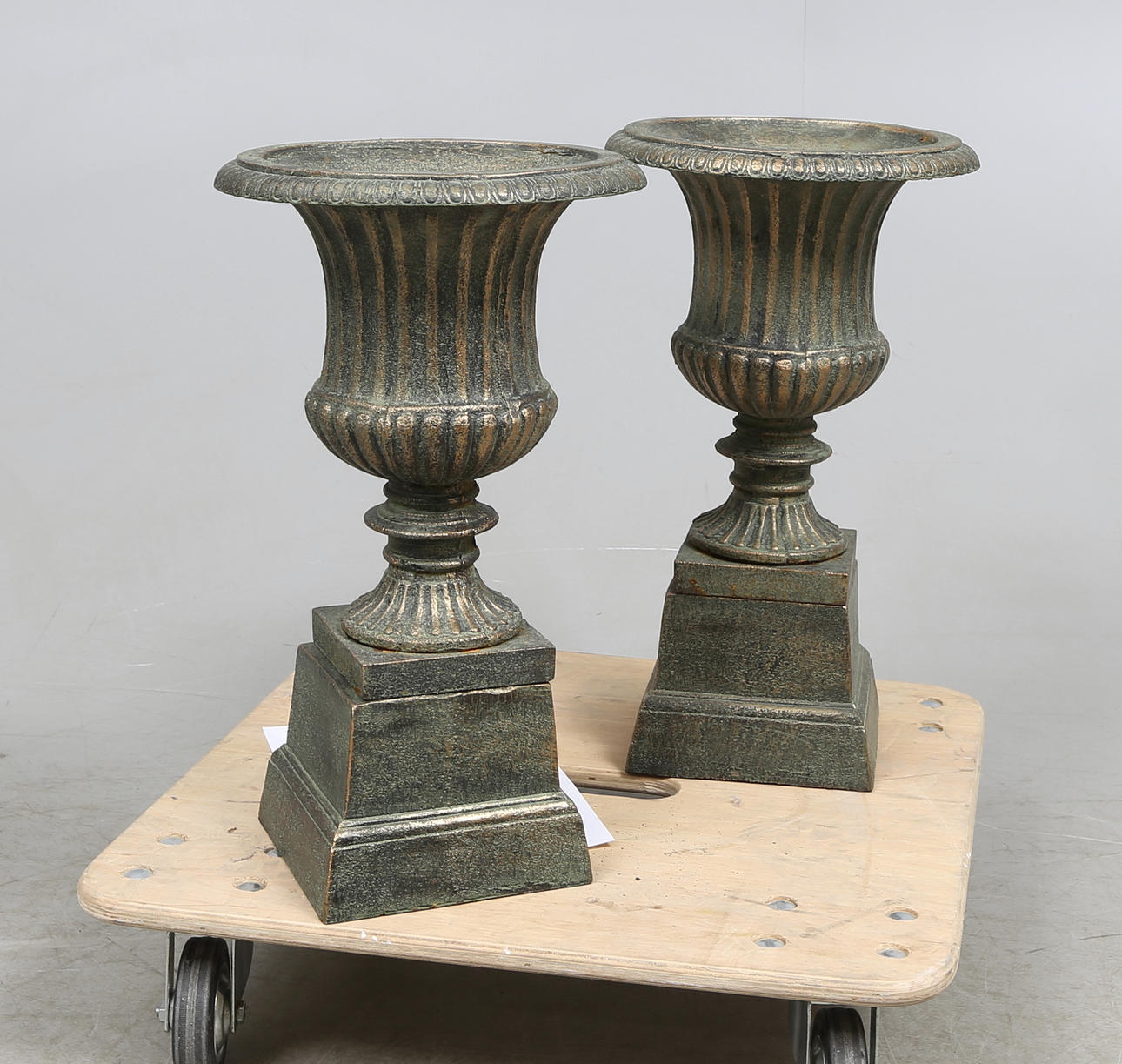 TRÄDGÅRDSURNOR, ett par, 2000-tal.