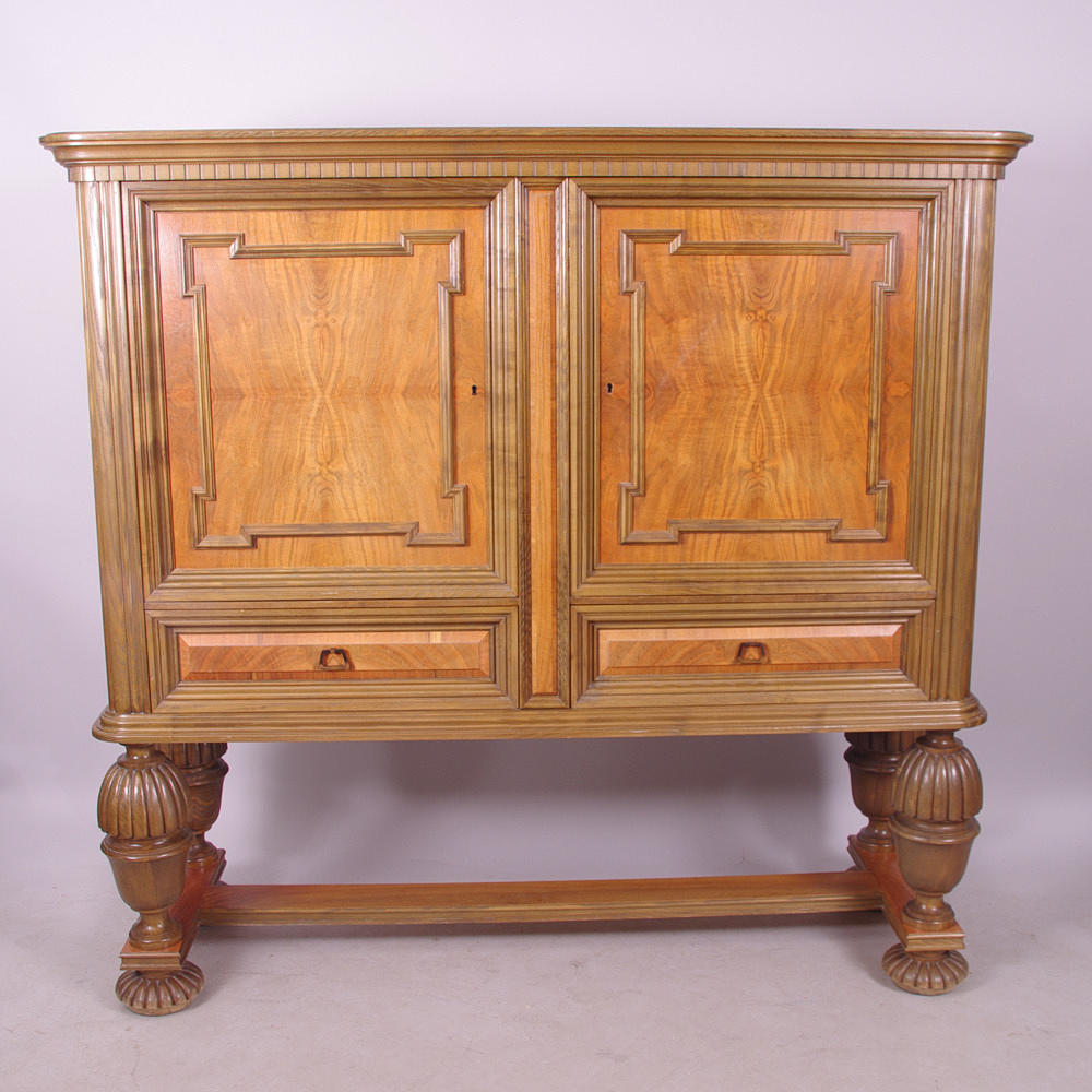 MATSALSSKÅP, barockstil, 1900-talets första hälft.