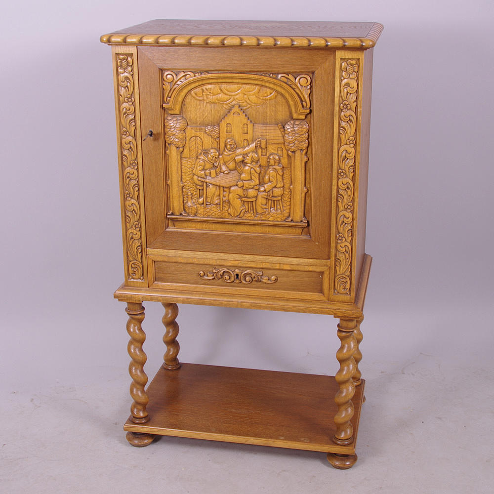 SKÅP, rikligt skuren ek, barockstil, 1900-talets första hälft.