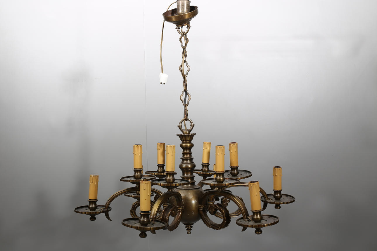 TAKLAMPA, metall, 12 armar, 1900-talets första hälft.