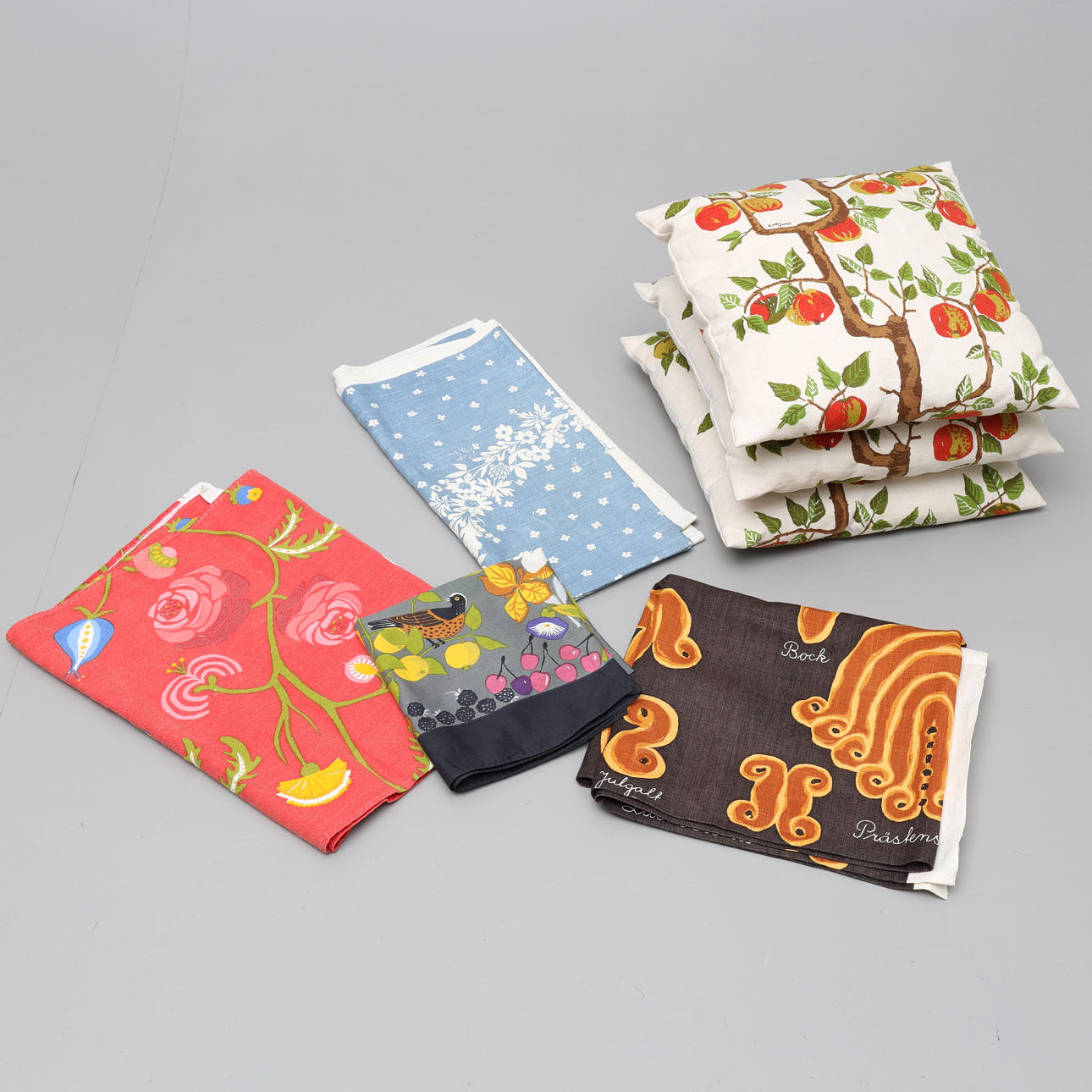 JOBS, textiler, 7 delar, kuddar samt dukar.