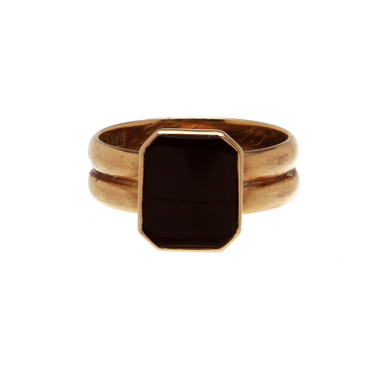 RING, 18k guld samt Karneol. Vikt 8 gram.