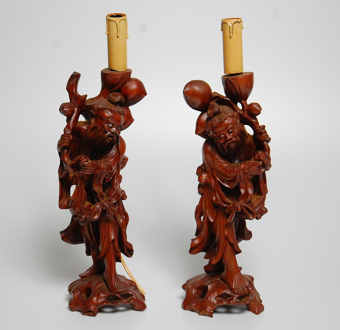 SKULPTURER, 1 par, träskurna , Kina, 1900-talets början.